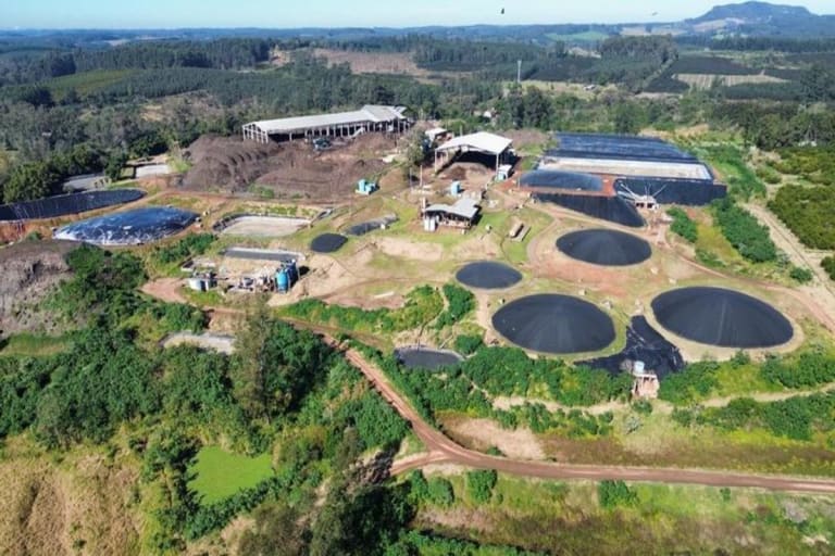 Assiferto RS conhece modelo de economia circular da Ecocitrus e amplia diálogo sobre aproveitamento de resíduos