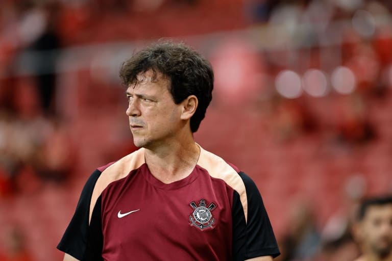 Corinthians demite Fernando Diniz após sétima derrota consecutiva no Brasileirão