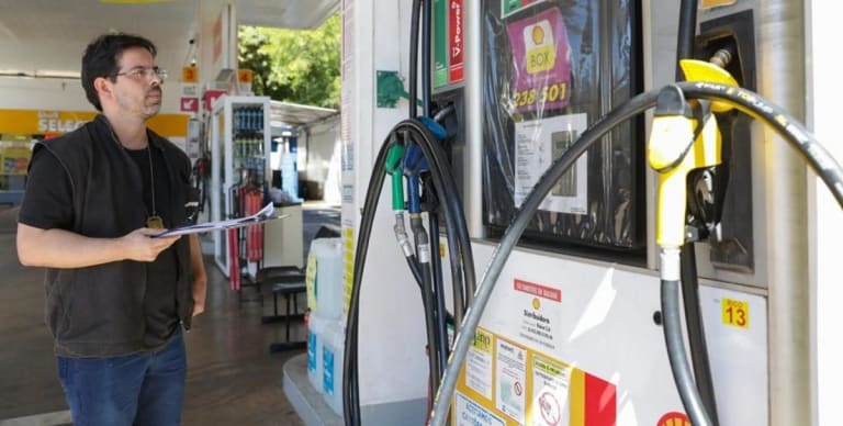 Governo zera impostos federais da gasolina por trinta dias para conter alta de preços