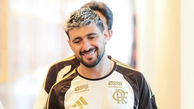 Arrascaeta avança na recuperação e aparece sem tipoia no CT do Flamengo