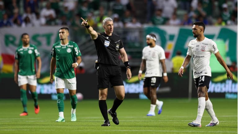 Palmeiras goleia Corinthians no clássico e segue na cola do líder Flamengo no Brasileirão