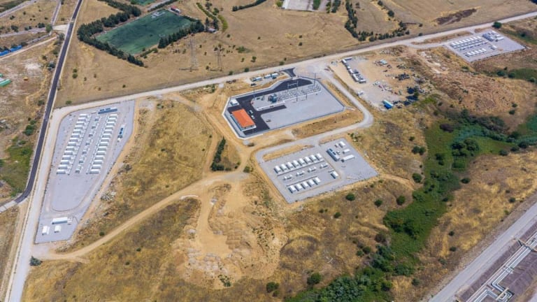 HELLENiQ ENERGY inaugura parque de baterias na Grécia para reforçar rede elétrica