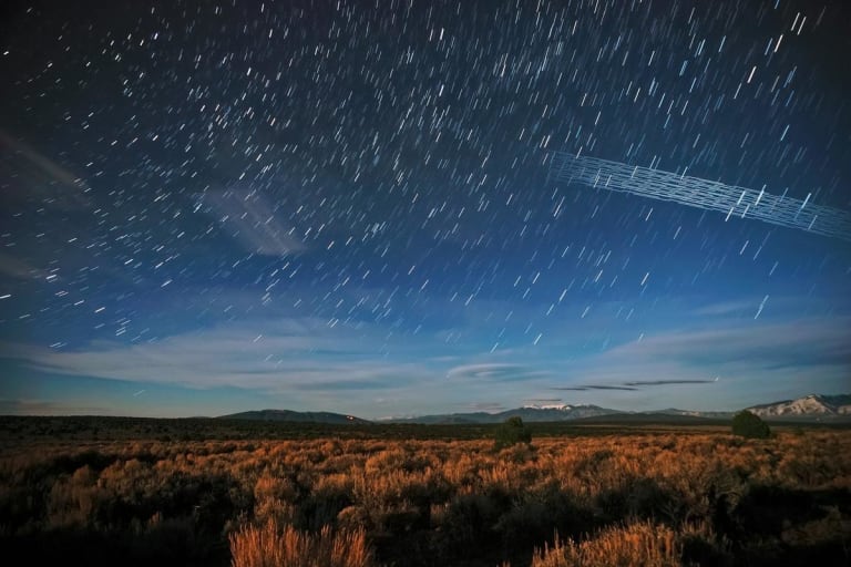 Superlotação de satélites e detritos na órbita terrestre eleva risco de colisões