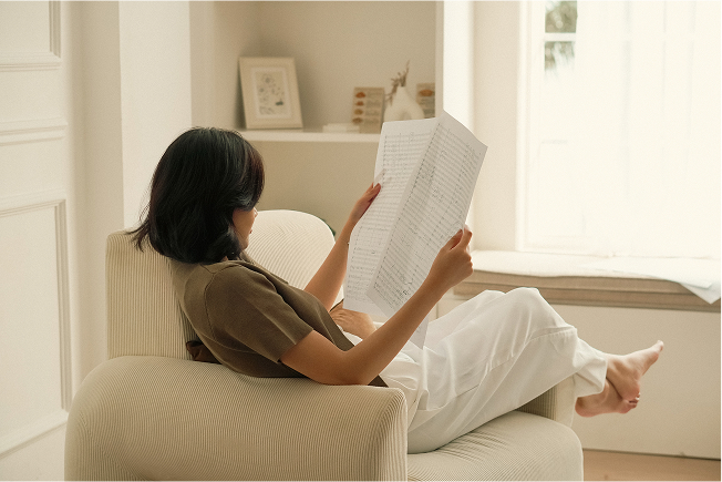 Tisti reading musical score