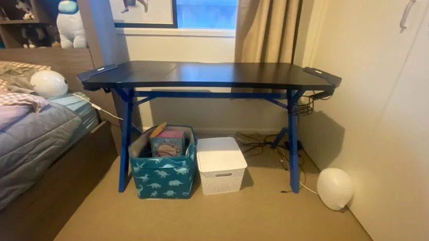 black gaming desk - Good condition - Point Cook, Melbourne - Additional photo 2 | Zirkly