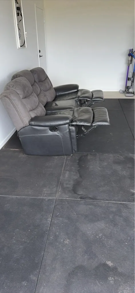 Leather couch 3 seater recliner - Mint condition - Werribee, Melbourne - Additional photo 2 | Zirkly