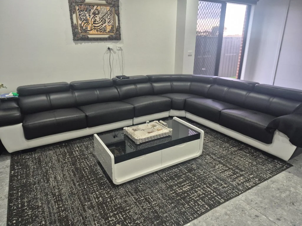 Black and white leather corner sofa - Good condition - Tarneit, Melbourne - Additional photo 2 | Zirkly