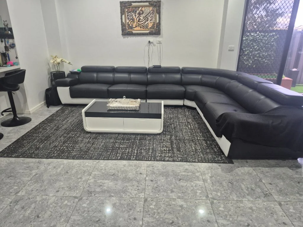 Black and white leather corner sofa - Good condition - Tarneit, Melbourne - Additional photo 3 | Zirkly
