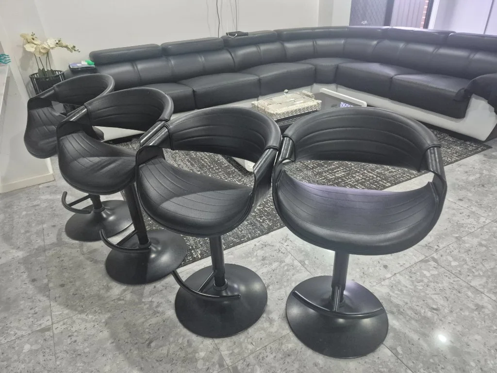 Four black adjustable bar stools - Good condition - Tarneit, Melbourne - Additional photo 2 | Zirkly
