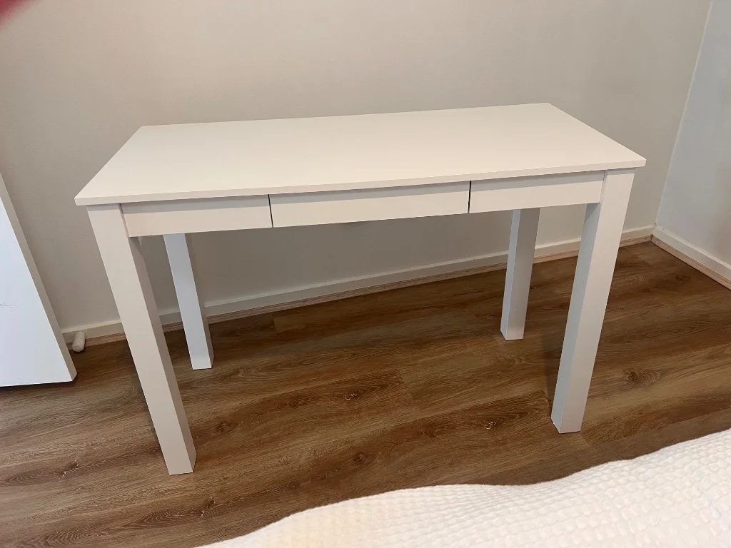 Desk / vanity table - Good condition - Richmond, Melbourne | Zirkly