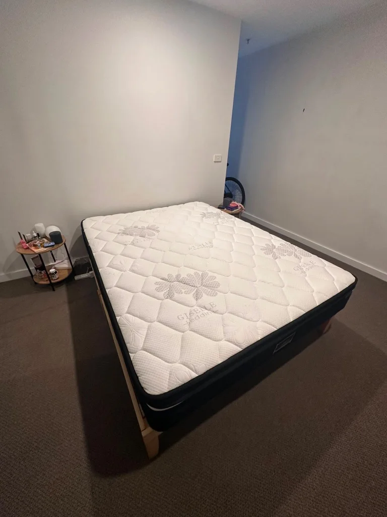 Queen bed & Mattress - Good condition - St Kilda, Melbourne - Additional photo 3 | Zirkly