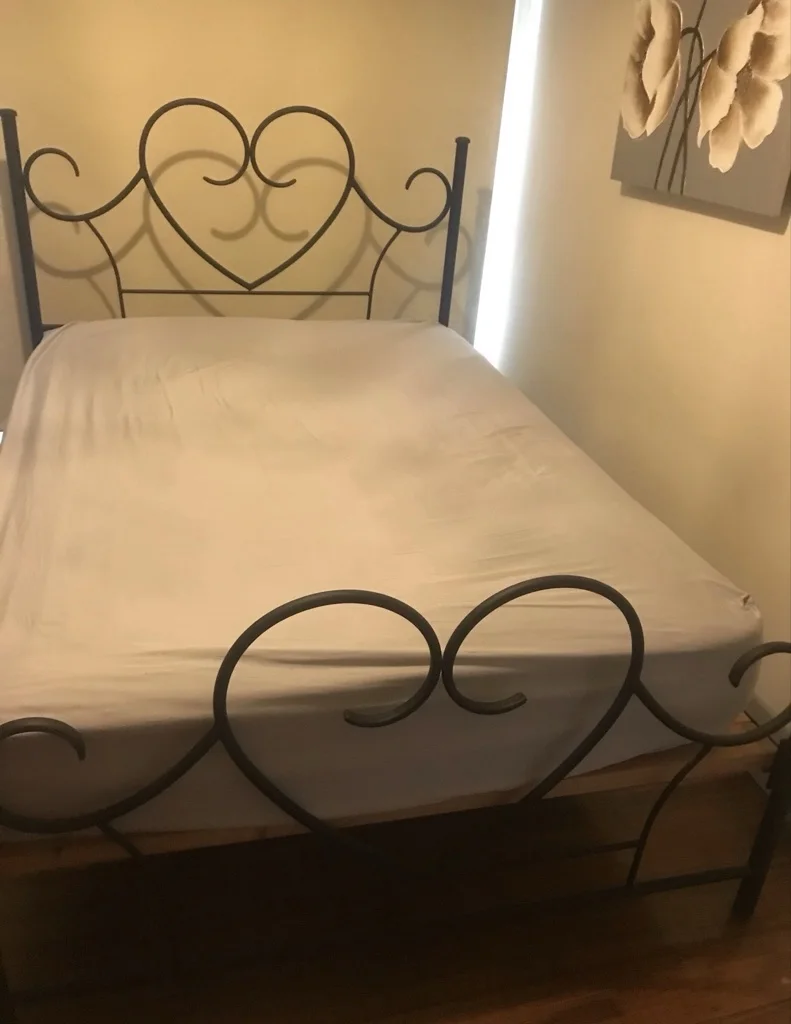 Double bed frame heart shape - Good condition - Glenroy, Melbourne | Zirkly