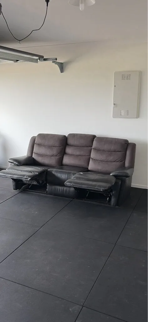 Leather couch 3 seater recliner - Mint condition - Werribee, Melbourne - Additional photo 3 | Zirkly