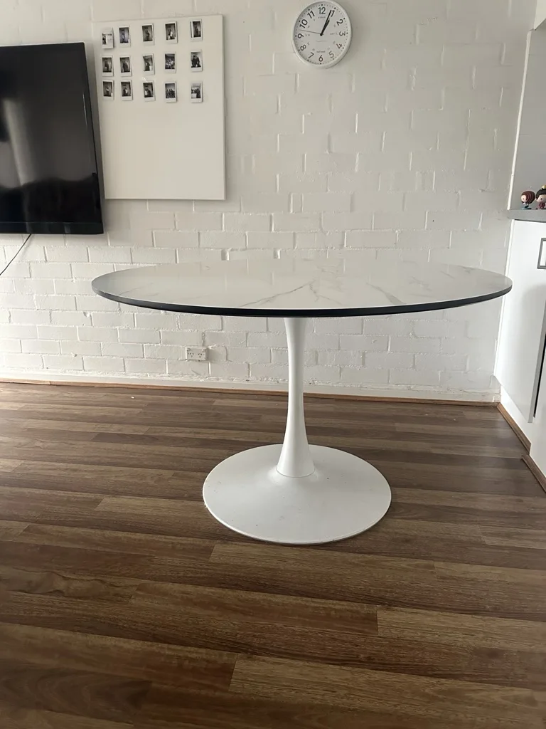 Round dinning table - Mint condition - Richmond, Melbourne - Additional photo 2 | Zirkly