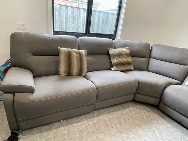 Sofa for sale - New condition - Tarneit, Melbourne - Additional photo 3 | Zirkly