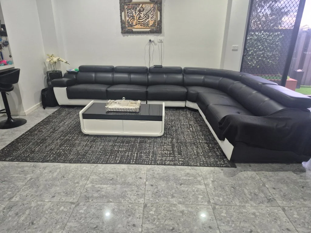 Black and white leather sectional sofa - Good condition - Tarneit, Melbourne - Additional photo 2 | Zirkly