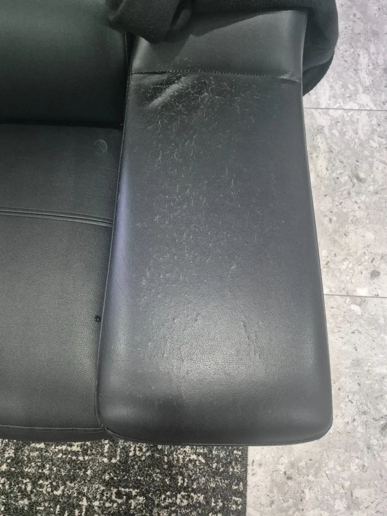 Black and white leather sectional sofa - Good condition - Tarneit, Melbourne - Additional photo 3 | Zirkly