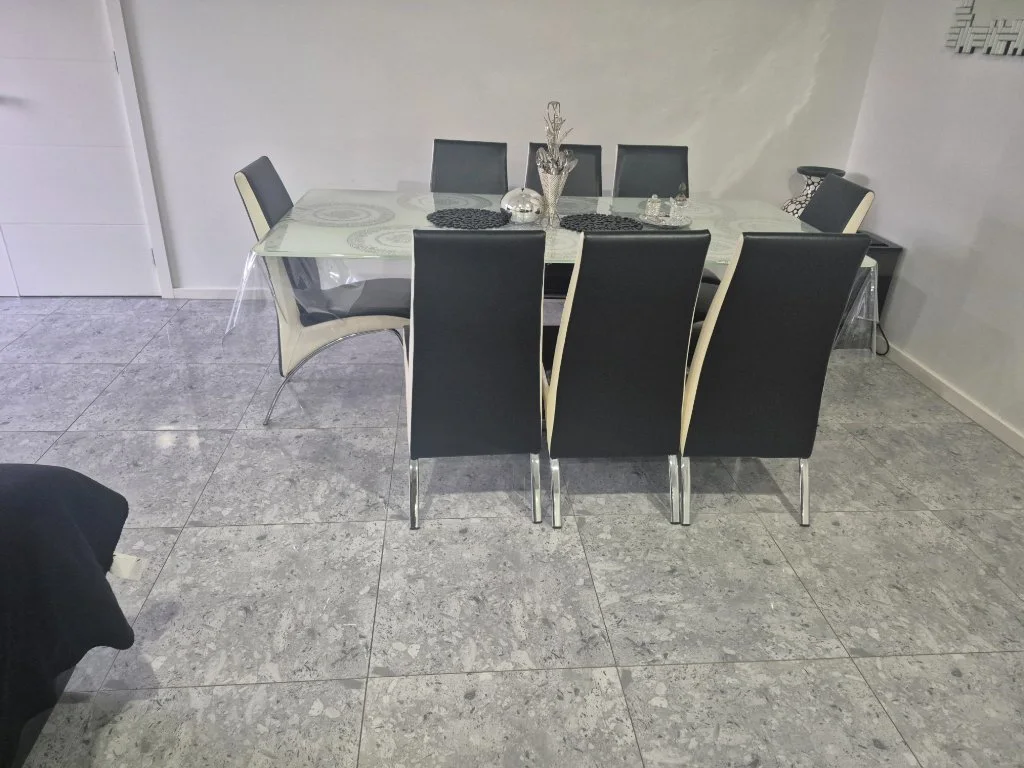 Glass dining table with 8 chairs - Good condition - Tarneit, Melbourne | Zirkly