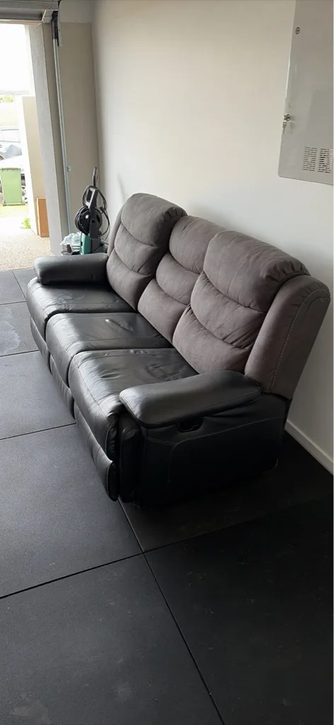 Leather couch 3 seater recliner - Mint condition - Werribee, Melbourne | Zirkly