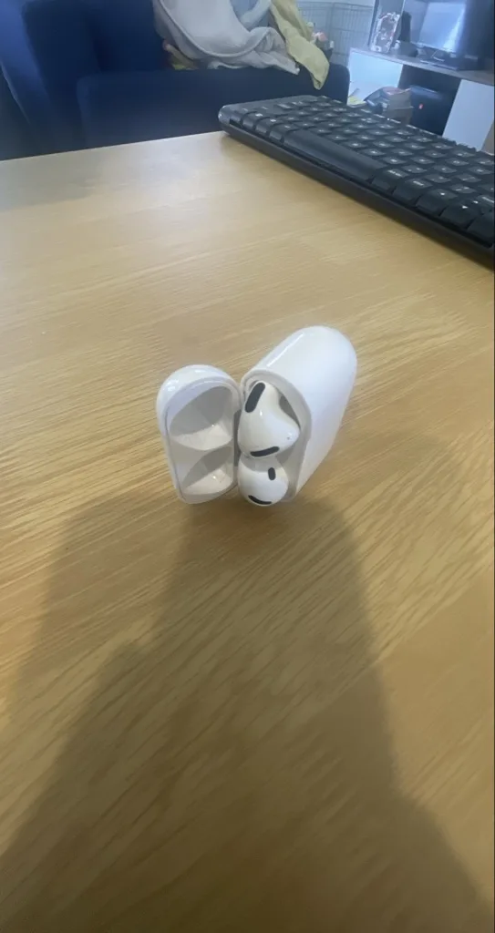 Apple AirPods (2nd Generation) with Charging Case - Good condition - Ormond, Melbourne | Zirkly