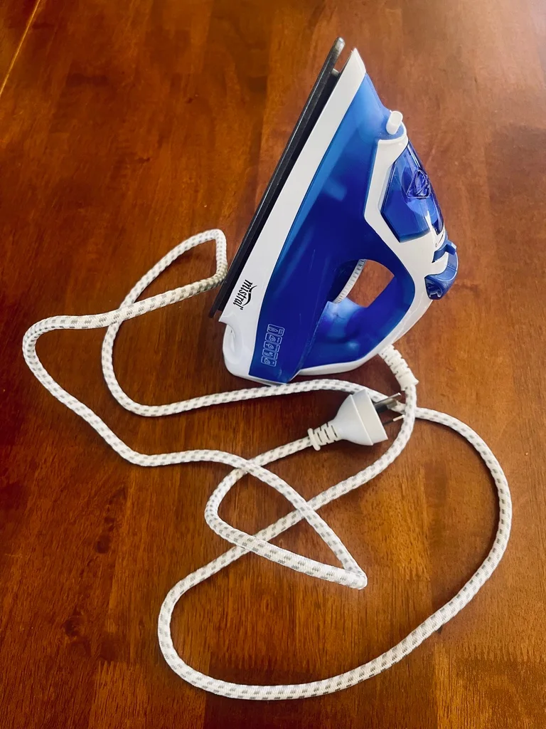 Mistral Self-Cleaning Steam Iron - Mint condition - Bentleigh, Melbourne - Additional photo 2 | Zirkly