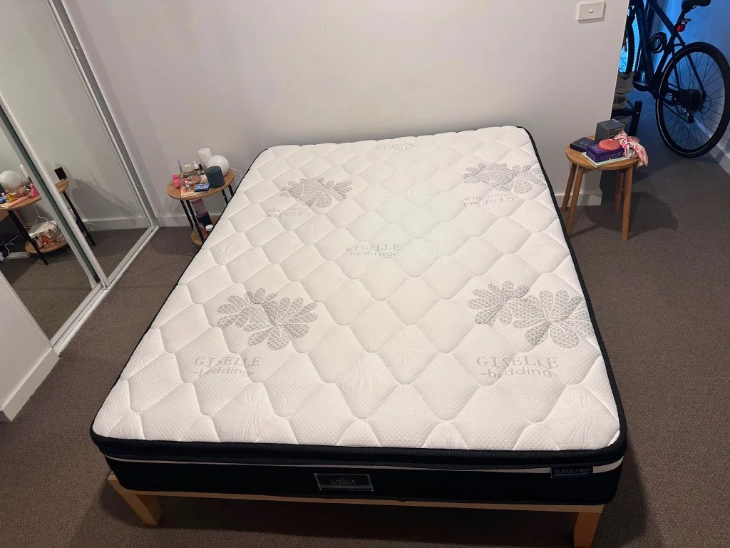 Queen bed & Mattress - Good condition - St Kilda, Melbourne - Additional photo 2 | Zirkly