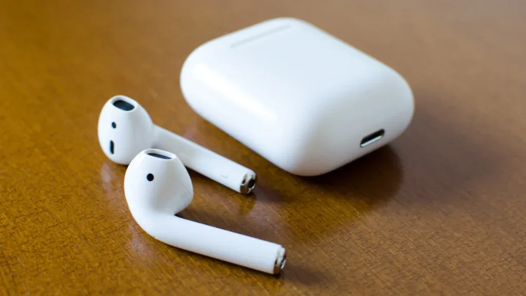 Apple AirPods (2nd Generation) with Charging Case - Good condition - Glen Huntly, Melbourne | Zirkly