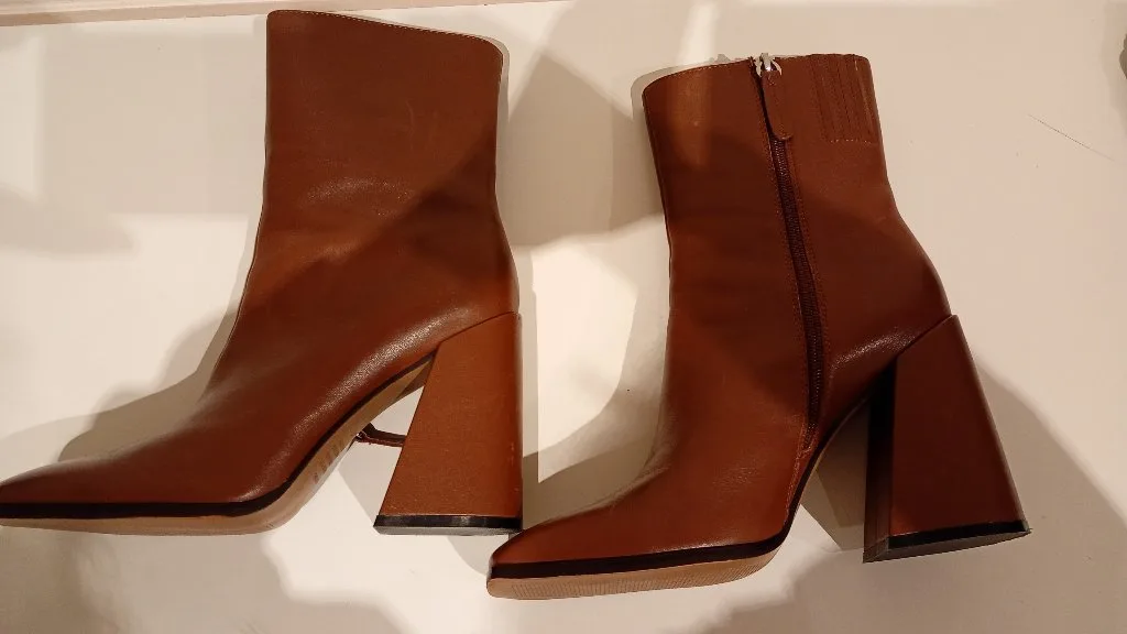 Women's Brown Leather Ankle Boots with Block Heel - Mint condition - Carnegie, Melbourne - Additional photo 2 | Zirkly