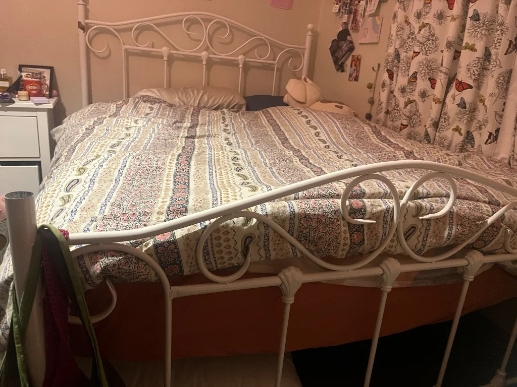 White metal bedframe - Good condition - Garfield, Melbourne | Zirkly