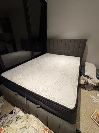 Gaslight queen sized bed with mattress - Mint condition - Carnegie, 3163