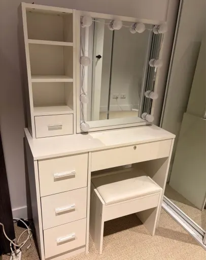 Vanity with lockable drawer - Mint condition - Carnegie, 3163