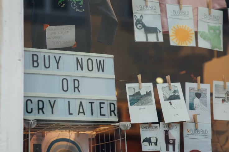 A store window with a call to action, an element necessary on product pages for a better conversion rate.