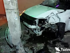 В центре Новочеркасска лихач на «Приоре» столкнулся с иномаркой и сломал бетонный столб
