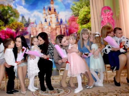 С праздником, дорогие женщины!