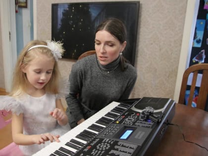 Александр Ищенко исполнил новогоднюю мечту маленькой жительницы Батайска о синтезаторе