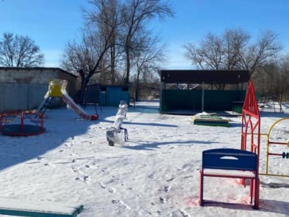 Депутат Виктор Халын помог благоустроить школу и детские сады в Мартыновском районе