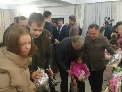 Рабочая группа по вопросам СВО доставила подарки переселенцам из Донбасса в пункт размещения в Ростове-на-Дону