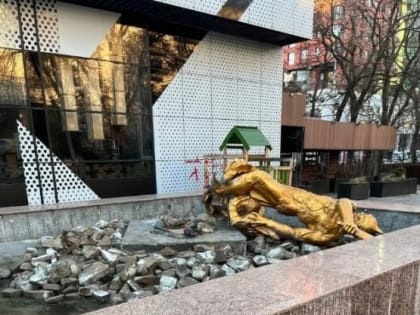 Поваленную ветром скульптуру богатыря в Ростове вернут на прежнее место весной