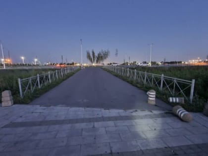Ростовские дрифтеры убрали ограничительные столбики у стадиона и устраивают там гонки