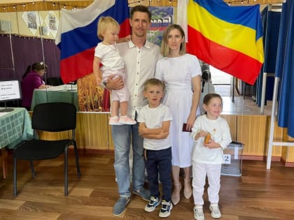 Важно поддержать достойных кандидатов: Многодетная семья в Матвеево-Курганском районе посетила избирательный участок