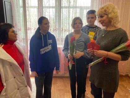 Донские «молодогвардейцы» поздравили с 8 марта семью из ДНР