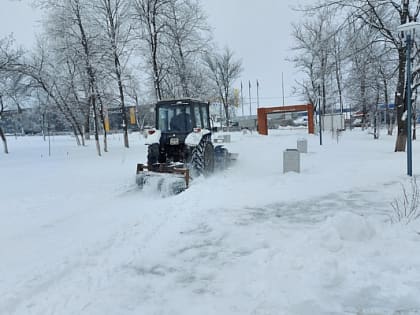 В Шахтах продолжается уборка города от снега