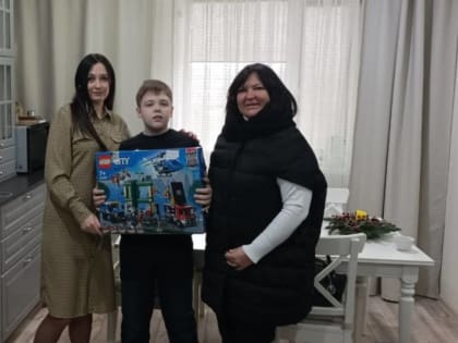Депутат Ирина Жукова вручила подарок маленькому шахтинцу в рамках акции «Елка желаний»