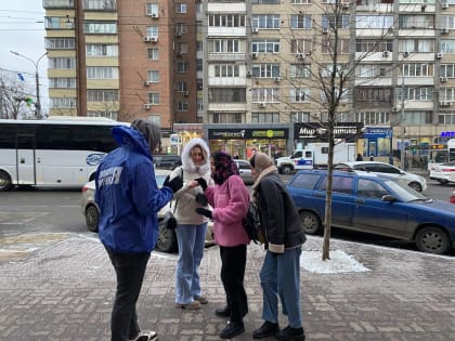 Молодогвардейцы Ростова-на-Дону провели социальный опрос среди прохожих на тему «Лучшие новогодние воспоминания»