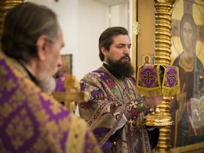 В Неделю 2-ю Великого поста епископ Таганрогский Артемий совершил  Божественную литургию в Успенском храме г. Аксая