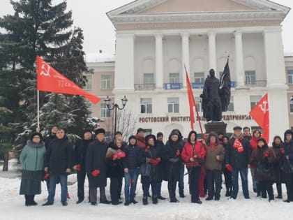 Ростовские коммунисты возложили алые гвоздики в честь 80-летия освобождения донской столицы от немецко-фашистских захватчиков