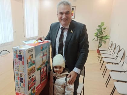 Депутат Виктор Халын порадовал детей из Волгодонска и Морозовска новогодними подарками