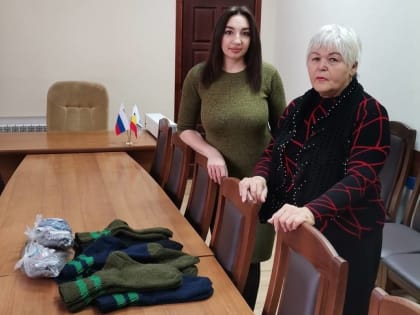 Единороссы и жители Таганрога связали теплые вещи для участников СВО