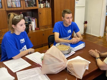 Молодогвардейцы Ворошиловского местного отделения поздравили директора 102 Лицея