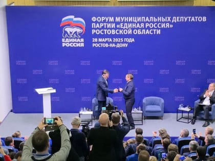 Владимир Якушев вручил Юрию Слюсарю партбилет «Единой России».